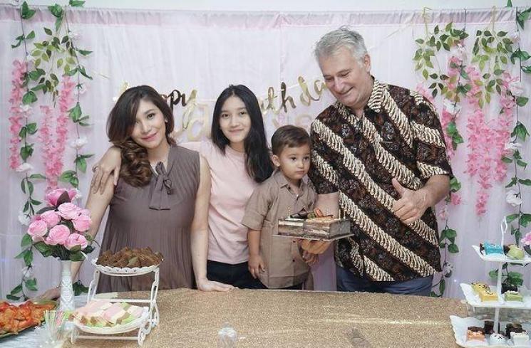 Momen Kenangan Baby Margaretha dan Buami Bulenya. (Instagram/babymargaretha1)