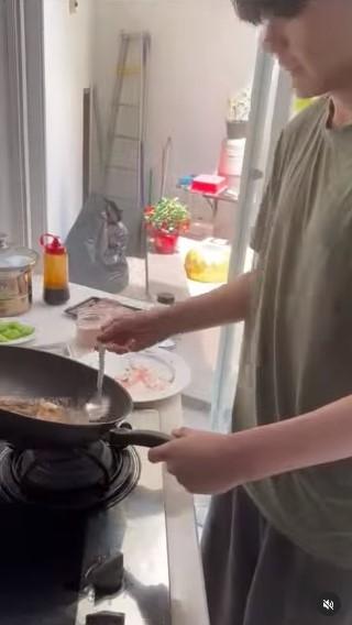 Veronica Tan pamer putranya masak. (Instagram/@veronicatan_official)