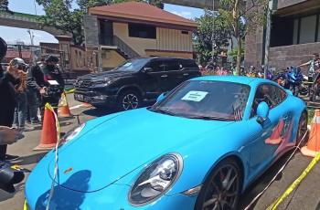 Disita Polisi! Mobil dan Motor Mahal Doni Salmanan Terparkir di Mabes Polri