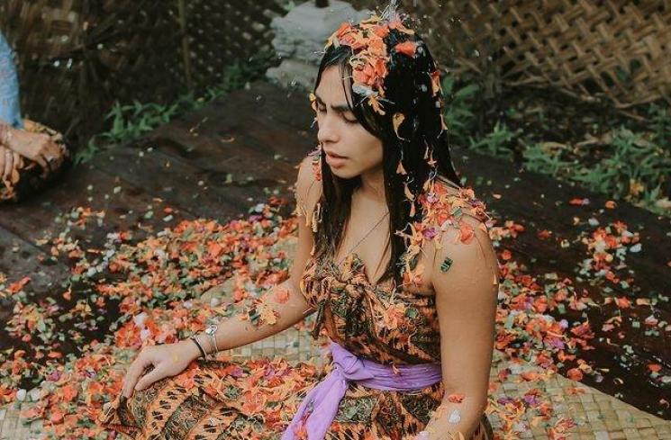 Potret Valerie Thomas Jalani Ritual Melukat. (Instagram/valerieethomas)