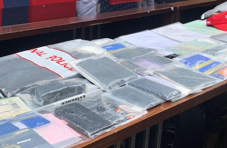 Polisi pamerkan baju mewah serta uang hasil sitaan dari Doni Salmanan di Bareksrim Polri. (MataMata.com/Adiyoga Priyambodo)