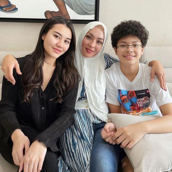 Artis Berhijab usai Dipenjara. (Instagram/angelinapatriciapingkansondakh)
