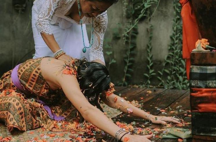 Potret Valerie Thomas Jalani Ritual Melukat. (Instagram/valerieethomas)
