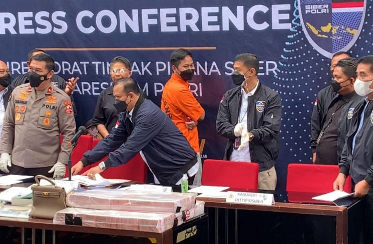 Doni Salmanan diperkenalkan sebagai tersangka di Bareskrim Polri. (MataMata.com/Adiyoga Priyambodo)