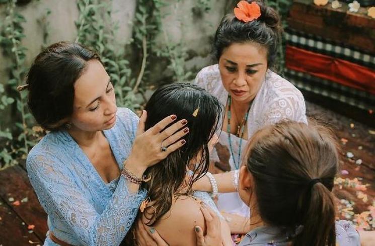 Potret Valerie Thomas Jalani Ritual Melukat. (Instagram/valerieethomas)