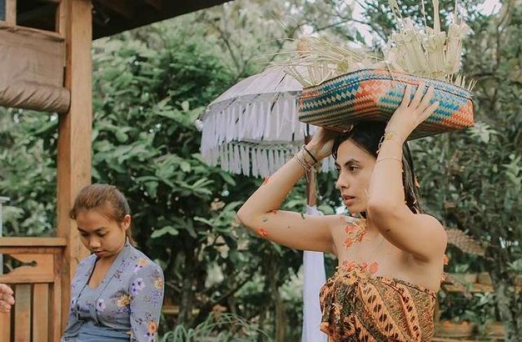 Potret Valerie Thomas Jalani Ritual Melukat. (Instagram/valerieethomas)
