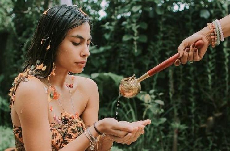Potret Valerie Thomas Jalani Ritual Melukat. (Instagram/valerieethomas)