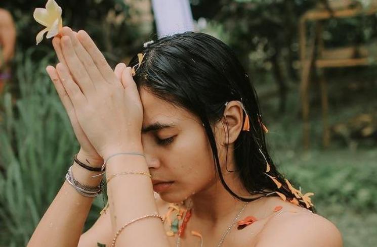 Potret Valerie Thomas Jalani Ritual Melukat. (Instagram/valerieethomas)