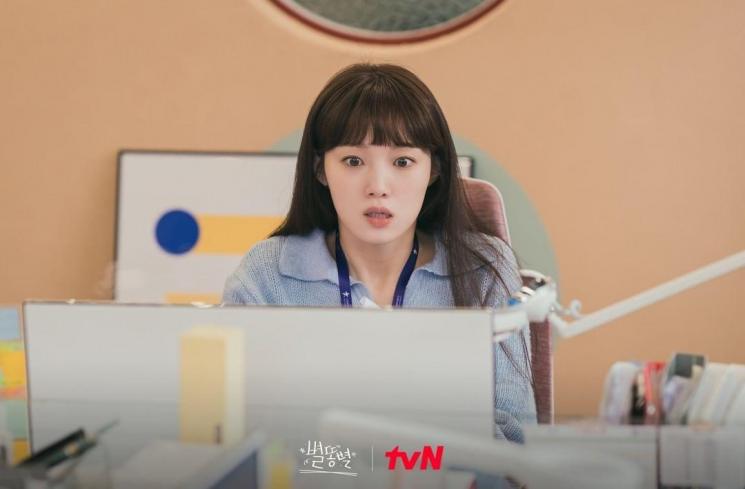 Pesona Lee Sung Kyung di Shooting Stars (Instagram/@tvn_drama)