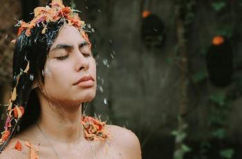 9 Potret Valerie Thomas Jalani Ritual Melukat, Lepaskan Truma dan Luka yang Pernah Dialaminya