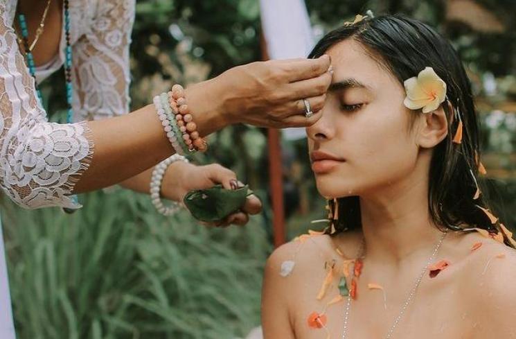 Potret Valerie Thomas Jalani Ritual Melukat. (Instagram/valerieethomas)