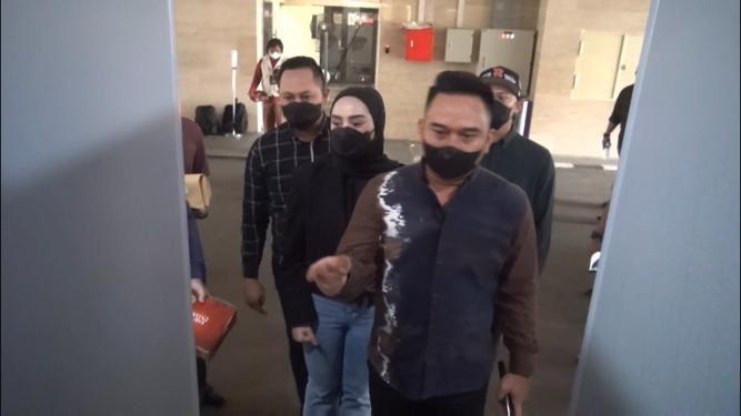Istri Doni Salmanan, Dinan Fajrina penuhi panggilan pemeriksaan di Bareskrim Polri. (MataMata.com/Adiyoga Priyambodo)