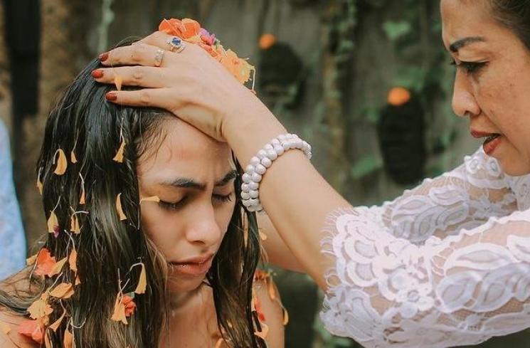Potret Valerie Thomas Jalani Ritual Melukat. (Instagram/valerieethomas)