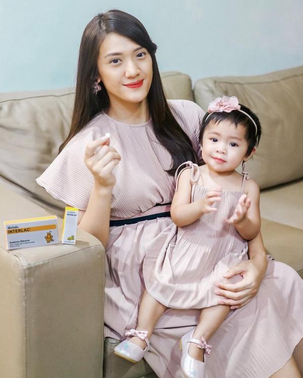 Potret Anissa Aziza kembaran OOTD barang anak (Instagram/@anissaaziza)