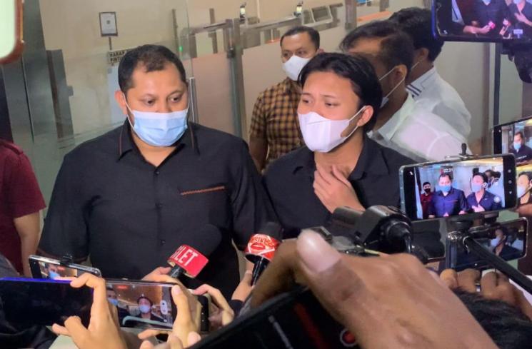 Rizky Febian diperiksa atas kasus Quotex Doni Salmanan. (MataMata.com/Adiyoga Priyambodo)
