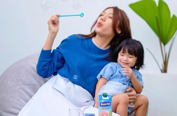 Potret Anissa Aziza kembaran OOTD barang anak (Instagram/@anissaaziza)