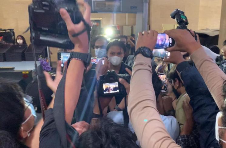 Rizky Febian tiba di Bareskrim Polri. (MataMata.com/Adiyoga Priyambodo)