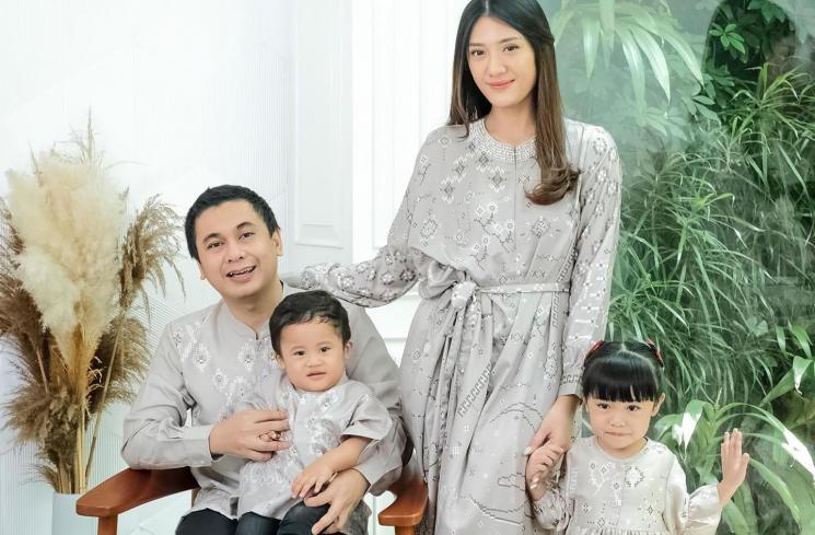 Potret Anissa Aziza kembaran OOTD barang anak (Instagram/@anissaaziza)