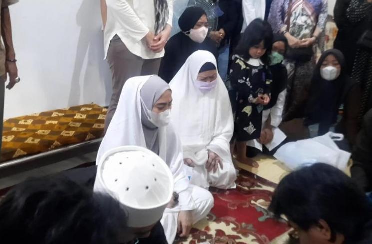 Ustaz Solmed dan April Jasmine di depan jenazah sang ayah Omar Mardjuki yang meninggal dunia Selasa (15/3/2022) mala. [MataMata.com/Evi Ariska]