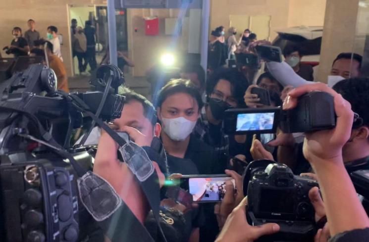 Rizky Febian tiba di Bareskrim Polri. (MataMata.com/Adiyoga Priyambodo)