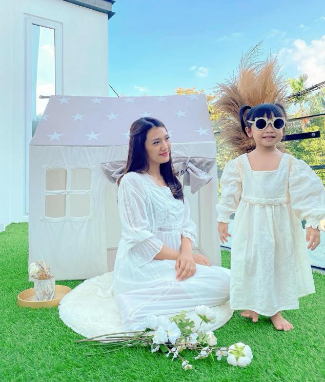 Potret Anissa Aziza kembaran OOTD barang anak (Instagram/@anissaaziza)