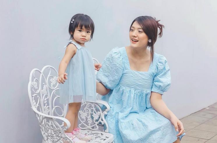 Potret Anissa Aziza kembaran OOTD barang anak (Instagram/@anissaaziza)