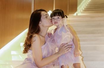 10 Potret Anissa Aziza Kembaran OOTD Bareng Anak, Seperti Kakak dan Adik
