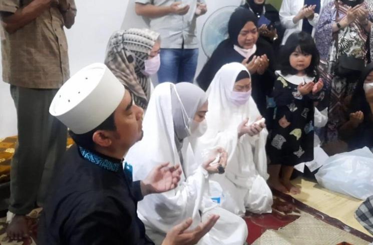 Ustaz Solmed dan April Jasmine di depan jenazah sang ayah Omar Mardjuki yang meninggal dunia Selasa (15/3/2022) mala. [MataMata.com/Evi Ariska]