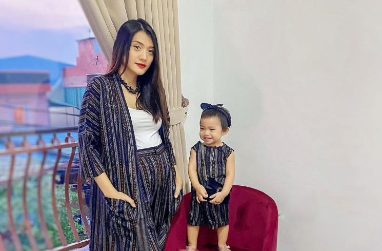 Potret Anissa Aziza kembaran OOTD barang anak (Instagram/@anissaaziza)