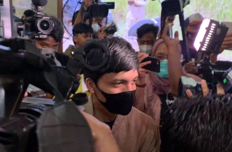 Atta Halilintar serahkan tas hadiah Doni Salmanan di Bareskrim Polri. (MataMata.com/Adiyoga Priyambodo)