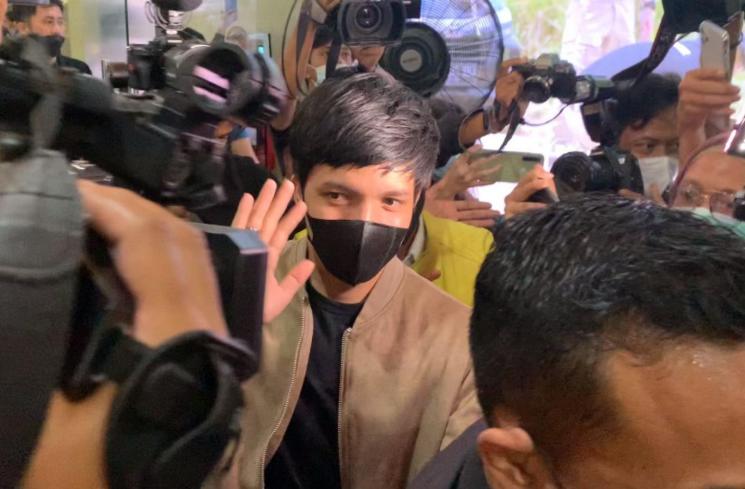 Atta Halilintar serahkan tas hadiah Doni Salmanan di Bareskrim Polri. (MataMata.com/Adiyoga Priyambodo)