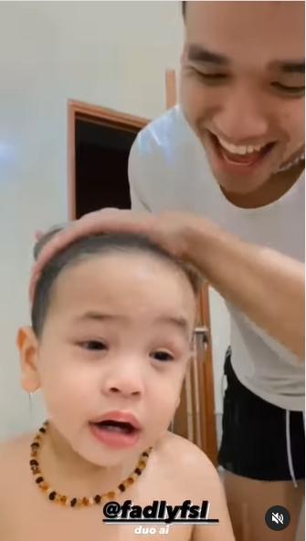 Fadly Faisal memandikan Gala Sky. (Instagram/fadlyfsl_official)