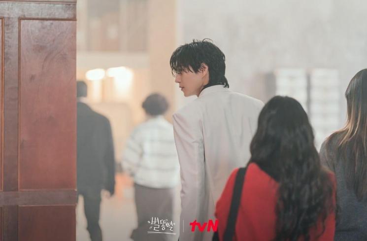 Potret Kim Young Dae di Shooting Stars (Instagram/@tvn_drama)