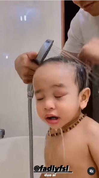 Fadly Faisal memandikan Gala Sky. (Instagram/fadlyfsl_official)