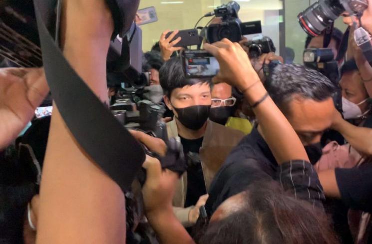 Atta Halilintar serahkan tas hadiah Doni Salmanan di Bareskrim Polri. (MataMata.com/Adiyoga Priyambodo)