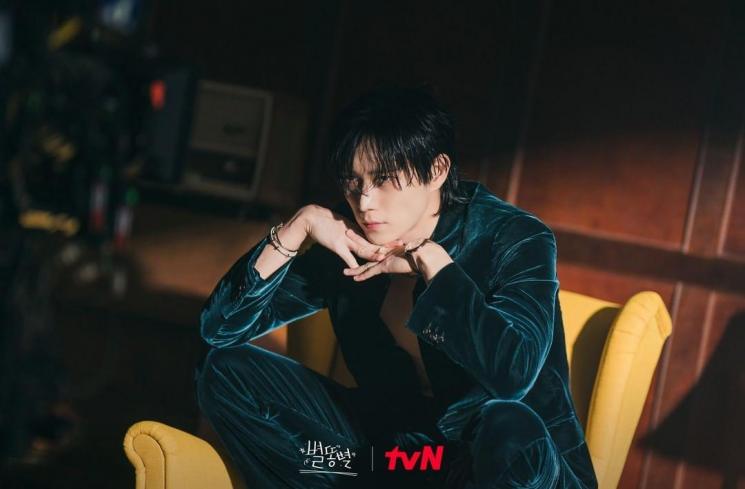 Potret Kim Young Dae di Shooting Stars (Instagram/@tvn_drama)