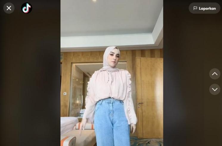 Gaya Dinan Fajrina TikTokan (TikTok/@dinanfajrina)