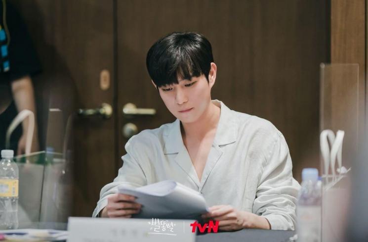 Potret Kim Young Dae di Shooting Stars (Instagram/@tvn_drama)