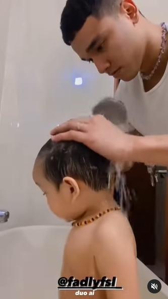 Fadly Faisal memandikan Gala Sky. (Instagram/fadlyfsl_official)