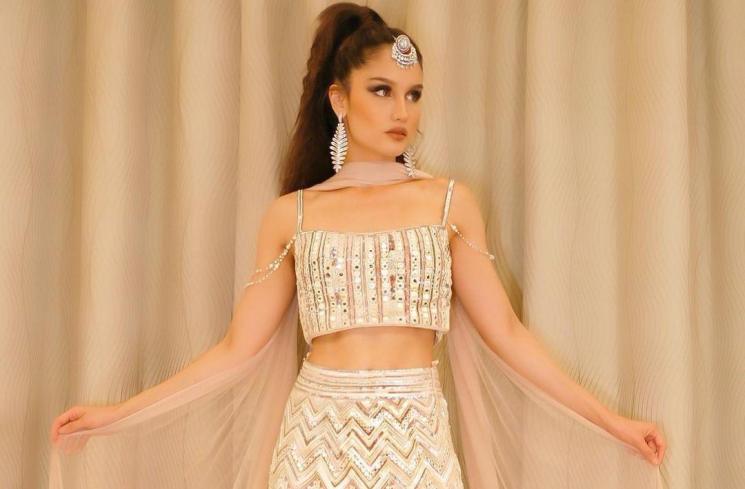 Artis Indonesia Pakai Baju India (instagram/@claurakiehl)