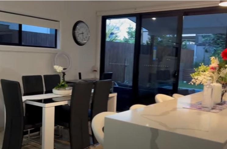 Potret Rumah The Connell Twins di Australia. (YouTube/The Connell Twins)