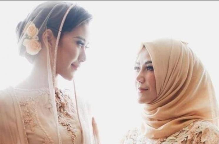 Artis Menikah Didampingi Ibunda. (Instagram/syahnazs)