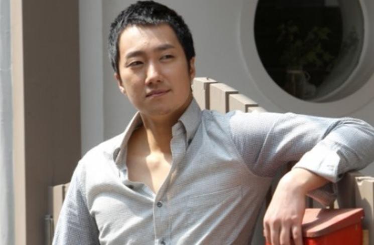 Artis Korea Selatan Menikah dengan Fans. (Hancinema)