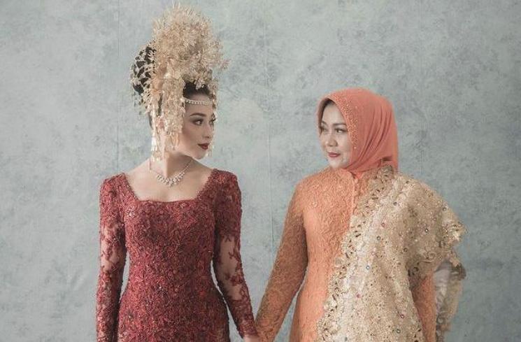 Artis Menikah Didampingi Ibunda. (Instagram/nikitawillyofficial94)