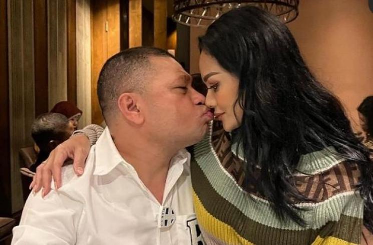 Momen Mesra Krisdayanti dan Raul Lemos.(Instagram/@krisdayantilemos)