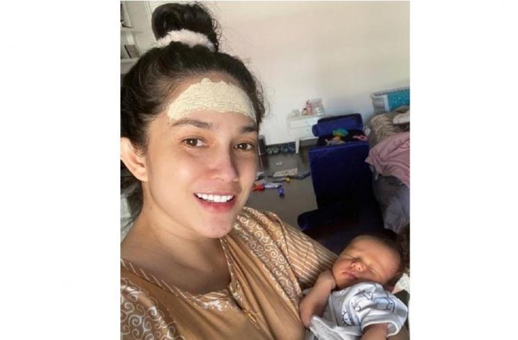 Potret Artis Pakai Pilis Usai Melahirkan