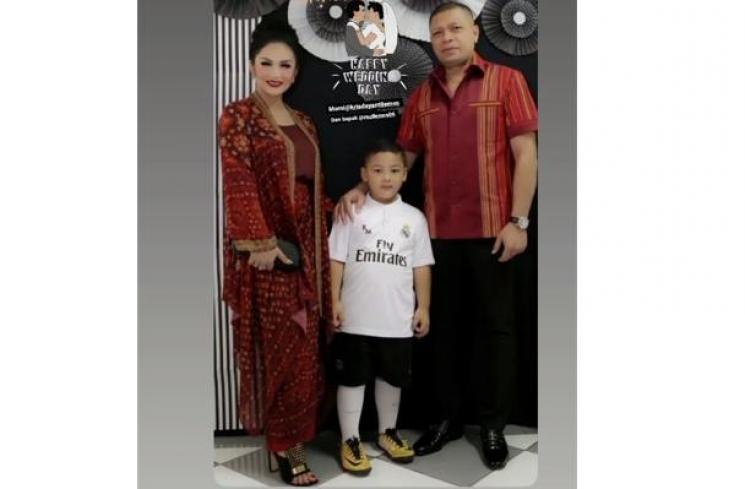 Momen Mesra Krisdayanti dan Raul Lemos.(Instagram/@krisdayantilemos)
