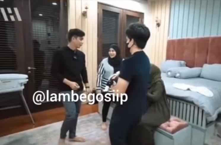 Teuku Ryan gendong Baby Ameena (instagram/@lambegosiip)