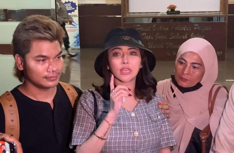 Ayu Aulia usai diperiksa atas dugaan penganiayaan. (MataMata.com/Adiyoga Priyambodo)