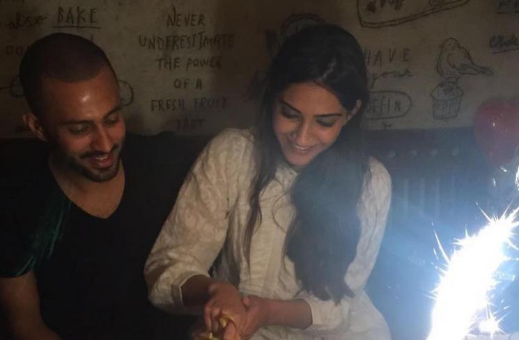 Potret Mesra Sonam Kapoor dan Anand Ahuja (Instagram/@sonamkapoor)